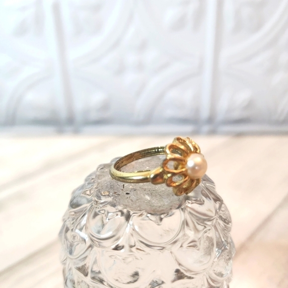 Avon Vintage Gold Tone Faux Pearl Flower Ring - Picture 3 of 5